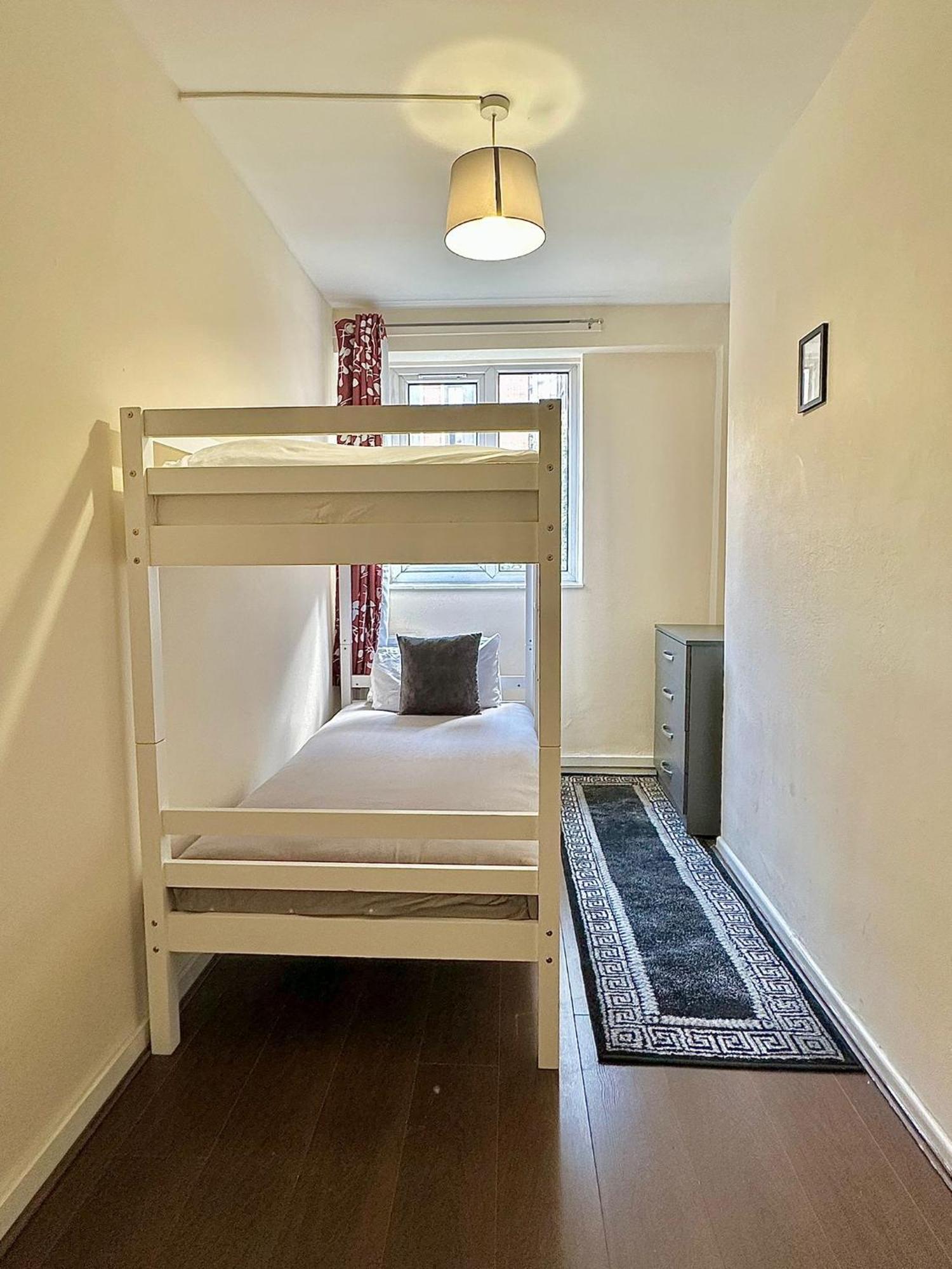 In Edgware Road Apartment *